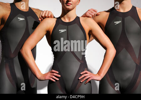 Les nageurs britanniques James Goddard et Caitlin McClatchley porter high-tech le nouveau maillot de bain SPEEDO LZR Racer par à une séance photo à Londres, Angleterre, 12 février 2008. En raison de son tissu et le nouvel organe suite est d'avoir moins de résistance à l'eau convient comparables. Speedo a célébré son introduction sur le marché en 4 endroits en même temps. Photo : Bernd Thissen Banque D'Images