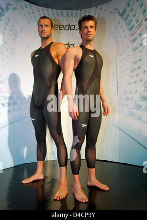 Nageur autrichien Markus Rogan (L) et l'Allemand Thomas Rupprath nageur porter high-tech le nouveau maillot de bain SPEEDO LZR Racer par lors d'une présentation à Londres, Angleterre, 12 février 2008. En raison de son tissu spécial Le nouvel organe suite est d'avoir moins de résistance à l'eau convient comparables. Speedo a célébré son introduction sur le marché en 4 endroits en même temps. Photo : Bernd Ce Banque D'Images