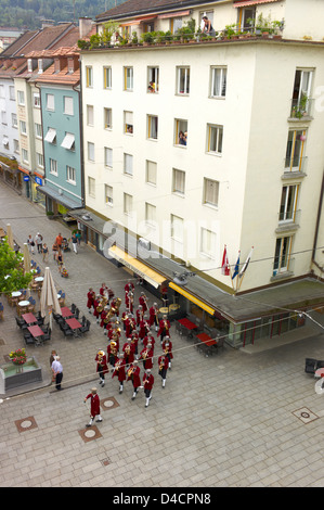 Une petite fanfare défilant dans les rues d'une petite ville en Angleterre Banque D'Images