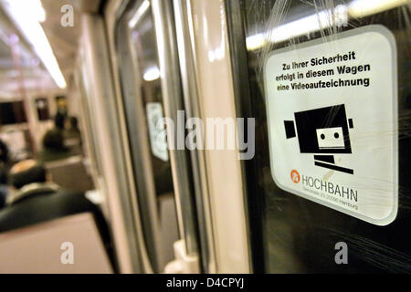 Un signe sur une fenêtre rayé rappelle de caméra de surveillance dans le métro jusqu'à Hambourg, Allemagne, 18 janvier 2008. Photo : Bodo Marks Banque D'Images