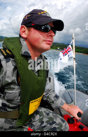 La Marine royale australienne Le Matelot Nathan Byast conduit une embarcation pneumatique à coque rigide Banque D'Images
