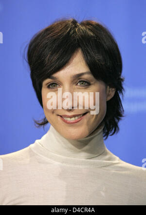 L'actrice française Elsa Zylberstein (L) pose à la photo du film 'Il y a longtemps que je t'aime' ('je t'aime tant') à la 58e Festival International du Film de Berlin, à Berlin, Allemagne, 14 février 2008. Le film est en compétition pour l'Ours d'or et d'argent à la 58e Berlinale. Photo : JOERG CARSTENSEN Banque D'Images