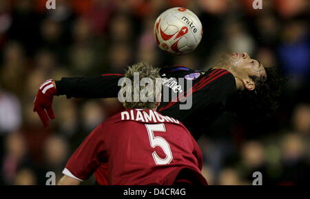 Le Bayern de Munich, Luca Toni et l'Aberdeen Zander Diamond sont illustrés en action lors de leur match de soccer de la Coupe de l'UEFA à Pittodrie stadium, Aberdeen, Scottland, 14 février 2008. Photo : MATTHIAS SCHRADER Banque D'Images