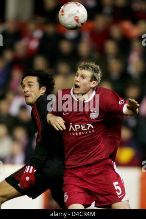 Le Bayern de Munich, Luca Toni et l'Aberdeen Zander Diamond sont illustrés en action lors de leur match de soccer de la Coupe de l'UEFA à Pittodrie stadium, Aberdeen, Scottland, 14 février 2008. Photo : MATTHIAS SCHRADER Banque D'Images