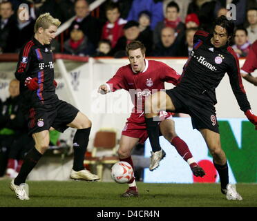 Le Bayern de Munich, Luca Toni (R), Bastian Schweinsteiger (L) et Aberdeen's Alan Maybury (C) sont représentés en action lors de leur match de soccer de la Coupe de l'UEFA à Pittodrie stadium, Aberdeen, Scottland, 14 février 2008. Photo : MATTHIAS SCHRADER Banque D'Images