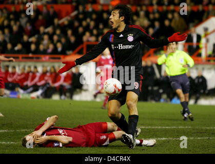 Le Bayern de Munich, Luca Toni (haut) après une faute contre l'Aberdeen Josh Walker lors de leur match de soccer de la Coupe de l'UEFA à Pittodrie stadium, Aberdeen, Scottland, 14 février 2008. Photo : MATTHIAS SCHRADER Banque D'Images