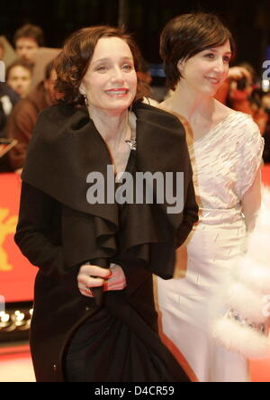 L'actrice française Elsa Zylberstein (R) dnmm son collègue britannique Kristin Scott Thomas arrivent sur le tapis rouge pour la première de leur nouveau film "Il y a longtemps que je t'aime' à la 58e Festival International du Film de Berlin, à Berlin, Allemagne, 14 février 2008. Photo : Rainer Jensen Banque D'Images