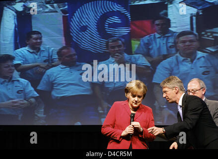 La chancelière Merkel (L), l'astronaute allemand Thomas Reiter (C) et directeur de l'ESA Jean-Jacques Dordain Français illustré lors d'un relais en direct avec les astronautes de l'ISS, les amog Allemand Hans Schlegel (2-L), à Berlin, Allemagne, 14 février 2008. Astronuats représenté : (L-R) commandant de l'ISS Peggy Whitson, Daniel Tani (USA), le Français Léopold Eyharts, Fédération de Juri et Malentschenko coordination navette Banque D'Images