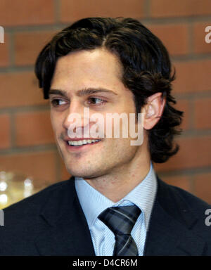 Le prince Carl Philip de Suède en photo lors d'une visite à l'Ion Beam Applications (IBA), une société spécialisée dans le diagnostic et le traitement du cancer, à Louvain-La-Neuve, Belgique, 14 février 2008. Photo : Albert Nieboer (Pays-Bas) Banque D'Images