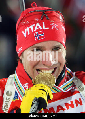 Emil Hegle Svendsen de Norvège célèbre sa médaille d'or pour gagner les 20km à la 50e Championnats du monde de biathlon à Ostersund, Suède, 14 février 2008. Svendsen a remporté devant son compatriote Ole Einar Bjoerndalen et Maxim Maksimov de la Russie. Photo : MARTIN SCHUTT Banque D'Images