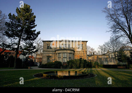 Vue sur Villa Wahnfried représenté sur le 125e anniversaire de la mort de compositeur allemand Richard Wagner (1813-1883) pour commémorer le à Bayreuth, Allemagne, 13 février 2008. Richard Wagner est mort âgé de 69 le 13 février 1883 à Venise, Italie. Le sépulcre de Wagner et de sa seconde femme Cosima est situé dans le parc de la villa la Wagner's nommé "Wahnfried' quand ils se sont déplacés dans le Banque D'Images