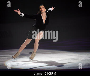 La patineuse artistique allemande Katarina Witt réalise un programme libre sur sa tournée d'adieux d'une escale à Berlin, Allemagne, 16 février 2008. Les 42 ans, qui reste l'un des meilleurs patineurs de tous les temps, donnera une rétrospective sur sa carrière longue de plusieurs décennies, y compris de nombreux et titre olympique, la plupart d'entre eux ont affirmé dans les années 80. Photo : STEPHANIE PILICK Banque D'Images