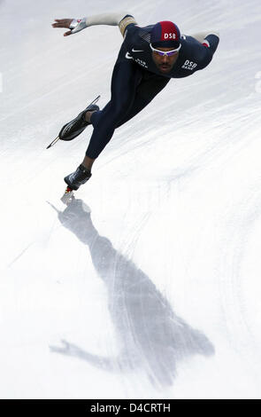 Shani Davis gagnant du USA montré en action au cours de la 1000m hommes compétition à la Coupe du Monde de sprint de patinage de vitesse à Inzell, Allemagne du sud, 17 février 2008. Photo : MATTHIAS SCHRADER Banque D'Images