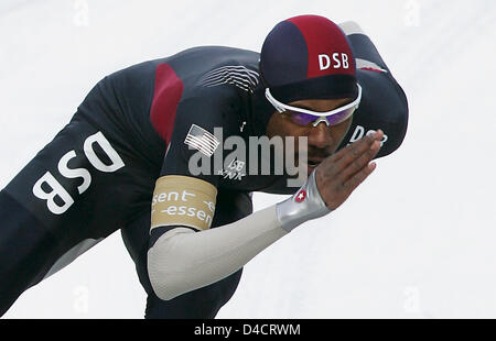 Shani Davis gagnant du USA montré en action au cours de la 1000m hommes compétition à la Coupe du Monde de sprint de patinage de vitesse à Inzell, Allemagne du sud, 17 février 2008. Photo : MATTHIAS SCHRADER Banque D'Images