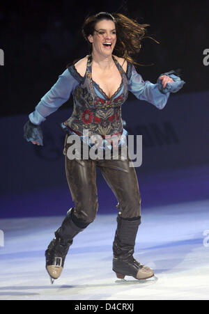 Ancienne patineuse artistique de classe mondiale Katarina Witt réalise sur la glace en salle omnisports Max-Schmeling-Halle à Berlin, Allemagne, 16 février 2008. 6 500 fans venus voir 42 ans, Witt lancer sa tournée d'adieux, qui visite les huit villes jusqu'au 4 mars 2008. Photo : Stephanie Pilick Banque D'Images