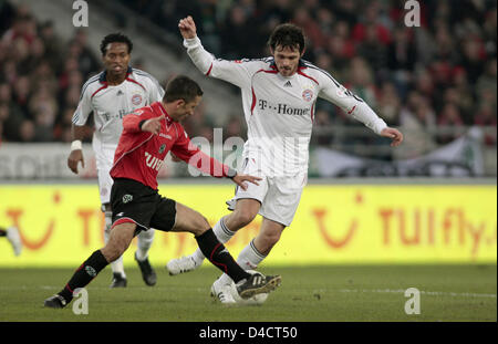 Hanovre Albanais Altin Lala (C) et Munich's French Willy Sagnol (R) sont en lice pour le ballon d''Ze Roberto (L) du Brésil dans la Bundesliga Hanovre 96 match contre le Bayern de Munich à l'AWD-Arena à Hanovre, Allemagne, 17 février 2008. Hanovre a perdu le match 0-3. Photo : Carmen Jaspersen Banque D'Images