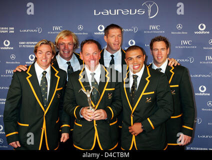 Les internationaux de rugby sud-africain Percy Montgomery (L), Bryan Habana (2-R) et ses coéquipiers posent avec leur "Laureus World Team de l'année à la "Laureus World Sports Awards", à Saint Petersburg, Fédération de Russie, le 17 février 2008. Des athlètes, qui ont été sélectionnés par un jury composé d'anciens athlètes de haut niveau, ont reçu le Prix Laureus Sports le 18 février. Banque D'Images