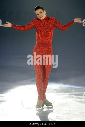 La patineuse artistique Katarina Witt (R) permet de réaliser au cours de son spectacle d'adieu à Chemnitz, Allemagne, 19 février 2008. Quelques 4 800 spectateurs ont assisté à son spectacle de deux heures dans la région de Chemnitz. Jusqu'à l'issue de sa tournée d'adieu le 04 mars à Hanovre Witt se produira dans sept villes d'Allemagne. Photo : Wolfgang Schmidt Banque D'Images