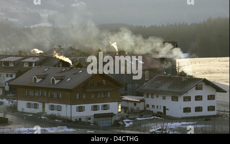 La photo montre les cheminées de fumer de bâtiments résidentiels à Ofterschwang, en Allemagne, le 26 janvier 2008. Photo : Matthias Schrader Banque D'Images