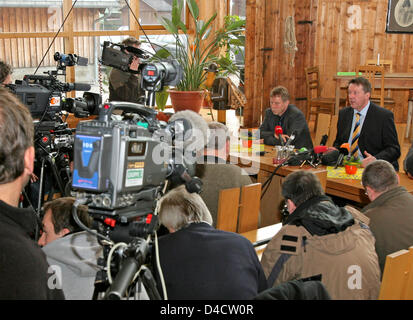 Le maire de Deutschneudorf Heinz-Peter Haustein (R) est représenté à une conférence de presse très visité sur la piste d'un trésor aurait été enterré par les Nazis en 1945 dans les Monts Métallifères près de Deutschneudorf, l'Est de l'Allemagne, le 22 février 2008. Ce que le trésor est constitué de n'est pas clair. Ingénieurs des mines va percer un trou dans la zone en question, le mardi 26 février 2008. Photo : Wolf Banque D'Images