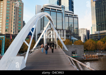 Les travailleurs de la ville traversant le pont à Southgate Southbank. Melbourne, Victoria, Australie Banque D'Images