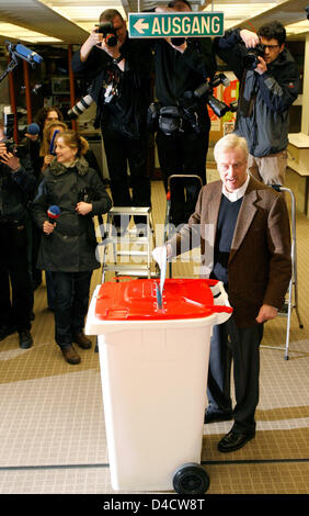 Le maire de Hambourg et CDU favori Ole von Beustcasts son bulletin de vote dans la région de Hambourg, Allemagne, 24 février 2008. 1.2 Certains électeurs admissibles sont convoqués aux urnes afin de décider d'un nouveau parlement dans la ville-État de Hambourg. Photo : Maurizio Gambarini Banque D'Images