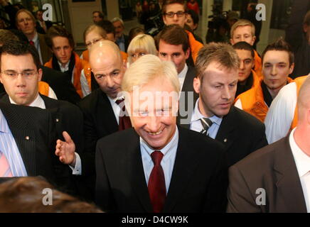 Le maire de Hambourg et CDU top-candidate à l'élection d'État de Hambourg Ole von Beust (C) est félicité alors que la première prévisions se dans la région de Hambourg, Allemagne, 24 février 2008. Les démocrates chrétiens (CDU) a remporté les élections et M. von Beust est susceptible de continuer dans son bureau. Photo : Kay Nietfeld Banque D'Images