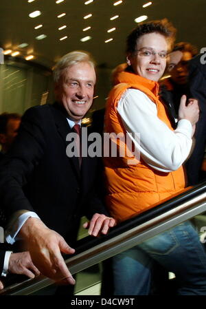 Le maire de Hambourg et CDU top-candidate à l'élection d'État de Hambourg Ole von Beust (L) est félicité alors que la première prévisions se dans la région de Hambourg, Allemagne, 24 février 2008. Les démocrates chrétiens (CDU) a remporté les élections et M. von Beust est susceptible de continuer dans son bureau. Photo : Jochen Luebke Banque D'Images