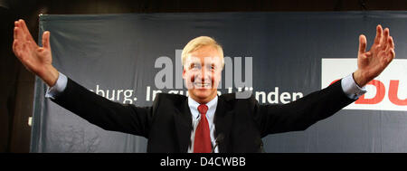 Le maire de Hambourg et CDU top-candidate à l'élection d'État de Hambourg Ole von Beust cheers tandis que la première prévisions se dans la région de Hambourg, Allemagne, 24 février 2008. Les démocrates chrétiens (CDU) a remporté les élections et M. von Beust est susceptible de continuer dans son bureau. Photo : Sebastian Widmann Banque D'Images