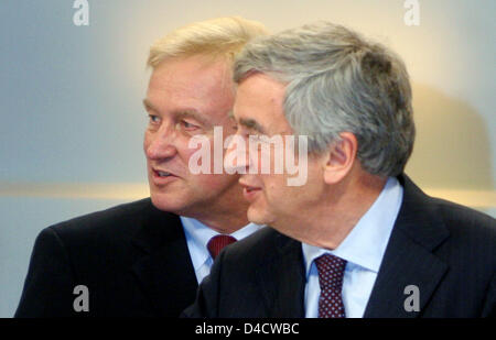 Haut de page candidats dans les élections d'État de Hambourg Michael Naumann (R) pour les sociaux-démocrates (SPD) et maire de Hambourg Ole von Beust (L) pour les chrétiens-démocrates (CDU) comme la première prévisions se dans sur les élections de l'état de Hambourg à Hambourg, Allemagne, 24 février 2008. Les démocrates chrétiens (CDU) a remporté les élections et M. von Beust est susceptible de continuer dans son bureau. Photo : Kay Banque D'Images