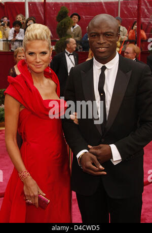 La mannequin allemande Heidi Klum (L) et son mari le chanteur britannique Seal (R) arrivent pour le 80e congrès annuel de l'Academy Awards Kodak Theater à Hollywood, CA, United States, 24 février 2008. Les Academy Awards, plus connue sous le nom des Oscars, sont présentés par l'Academy of Motion Picture Arts and Sciences (AMPAS) pour reconnaître l'excellence des professionnels de l'industrie du film, y compris Banque D'Images