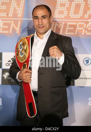 Champion du monde des poids moyens IBF-, Arthur Abraham alias 'King Arthur' pose avec sa ceinture de Champion du Monde à 'parkassen-Arena" à Kiel, Allemagne, 26 février 2008. Les 27 ans de 'Sauerland" de l'équipe de boxe, défendra son titre pour la septième fois contre Elvin Ayala en provenance des États-Unis le 29 mars 2008. Photo : Carsten REHDER Banque D'Images