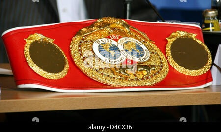 La ceinture de champion du monde IBF-Champion du monde des poids moyens Arthur Abraham alias 'King Arthur' représenté lors d'une conférence de presse au-parkassen "Arena" à Kiel, Allemagne, 26 février 2008. Les 27 ans de 'Sauerland" de l'équipe de boxe, défendra son titre pour la septième fois contre Elvin Ayala en provenance des États-Unis le 29 mars 2008. Photo : Carsten REHDER Banque D'Images