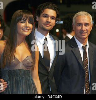 Directeur, Roland Emmerich (R), l'acteur Steven Strait et l'actrice Camilla Belle poser sur le tapis rouge de l'avant de la première mondiale de "10,000 BC' à l'extérieur Cinecenter sur Potsdamer Platz à Berlin, Allemagne, 26 février 2008. Photo : Wolfgang Kumm Banque D'Images