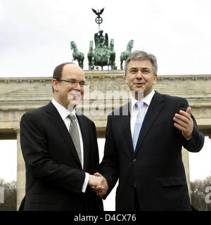 Le Maire de Berlin Klaus Wowereit (R) et le Prince Albert II de Monaco chat en face de la porte de Brandebourg à Berlin, Allemagne, le 27 février 2008. Le chef d'Etat de Monaco est sur une visite officielle à Berlin et rencontrera la chancelière Merkel la même après-midi. Photo : WOLFGANG KUMM Banque D'Images