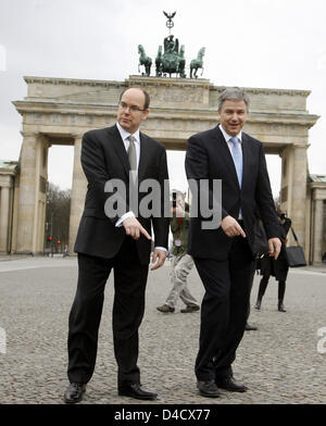 Le Maire de Berlin Klaus Wowereit (R) et le Prince Albert II de Monaco chat en face de la porte de Brandebourg à Berlin, Allemagne, le 27 février 2008. Le chef d'Etat de Monaco est sur une visite officielle à Berlin et rencontrera la chancelière Merkel la même après-midi. Photo : WOLFGANG KUMM Banque D'Images