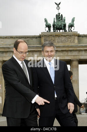 Le Maire de Berlin Klaus Wowereit (R) et le Prince Albert II de Monaco chat en face de la porte de Brandebourg à Berlin, Allemagne, le 27 février 2008. Le chef d'Etat de Monaco est sur une visite officielle à Berlin et rencontrera la chancelière Merkel la même après-midi. Photo : WOLFGANG KUMM Banque D'Images