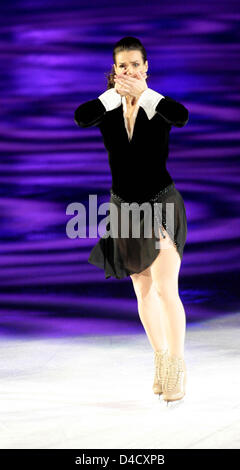 La patineuse artistique allemande Katarina Witt réalise au cours de sa tournée d'adieux escale à Brême, Allemagne, 01 mars 2008. Monde multiples-, européenne, et champion olympique Kati Witt est huit villes de tournée jusqu'à 04 mars. Photo : Carmen Jaspersen Banque D'Images