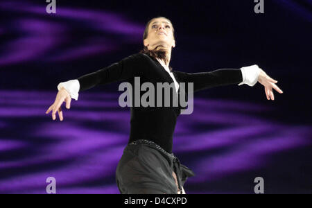 La patineuse artistique allemande Katarina Witt réalise au cours de sa tournée d'adieux escale à Brême, Allemagne, 01 mars 2008. Monde multiples-, européenne, et champion olympique Kati Witt est huit villes de tournée jusqu'à 04 mars. Photo : Carmen Jaspersen Banque D'Images