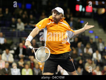 Ancien joueur de tennis Boris Becker joue contre son ancien collègue Henri Leconte (pas sur la photo) lors d'un match à montrer la Boris Becker & Amis organisé à Berlin, 02 mars 2008. Boris Becker & Amis réunit un groupe d'anciens rivaux tennis haut de gamme dans un tennis divertissement événement. Photo : Gero Breloer Banque D'Images