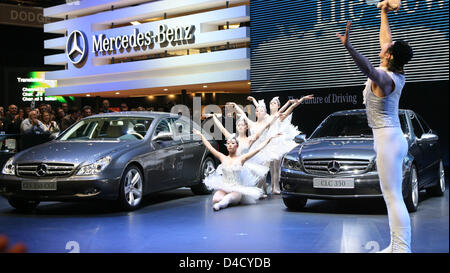 Les artistes interprètes ou exécutants la Mercedes-Benz CLS 350 ornement CGI (L) et CLC 350 (R) à l'appuyer sur day pour le 78ème Salon International de l'auto Genève, Suisse, 04 mars 2008. Quelque 260 exposants de 30 nations showcase sur 77 550 mètres carrés de leurs derniers développements du 78ème Salon International de l'auto Genève allant du 06 au 16 mars. Photo : ULI DECK Banque D'Images