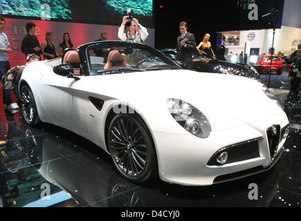 L'Alfa Romeo 8C Spider est représenté au cours de la deuxième journée de la presse au 78e Salon International de l'automobile Genève, Suisse, 05 mars 2008. Quelque 260 exposants de 30 nations showcase sur 77 550 mètres carrés de leurs derniers développements du 78ème Salon International de l'auto Genève allant du 06 au 16 mars. Photo : ULI DECK Banque D'Images