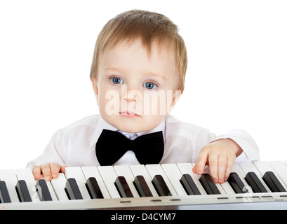 Adorable enfant jouant du piano électronique Banque D'Images