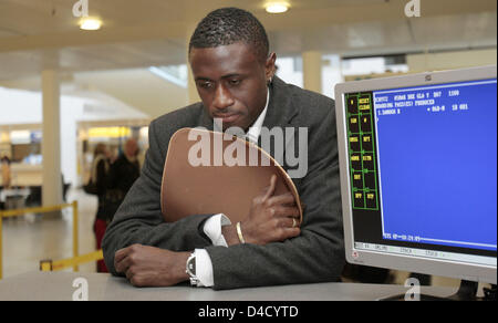 Boubacar Sanogo dvd de Bundesliga allemande soccer club Werder Brême est représenté lors de l'enregistrement à l'aéroport de Brême, à Brême, Allemagne, le 5 mars 2008. Brême jouera contre Scottisch Glasgow Rangers club dans un match de Coupe de l'UEFA le 6 mars 2008 à Glasgow. Photo : CARMEN JASPERSEN Banque D'Images