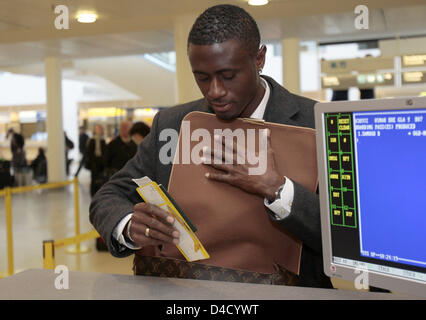 Boubacar Sanogo dvd de Bundesliga allemande soccer club Werder Brême est représenté lors de l'enregistrement à l'aéroport de Brême, à Brême, Allemagne, le 5 mars 2008. Brême jouera contre Scottisch Glasgow Rangers club dans un match de Coupe de l'UEFA le 6 mars 2008 à Glasgow. Photo : CARMEN JASPERSEN Banque D'Images