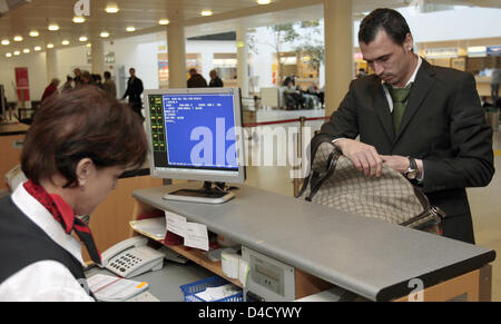 Hugo Almeida joueur de Bundesliga allemande soccer club Werder Brême est représenté lors de l'enregistrement à l'aéroport de Brême, à Brême, Allemagne, le 5 mars 2008. Brême jouera contre Scottisch Glasgow Rangers club dans un match de Coupe de l'UEFA le 6 mars 2008 à Glasgow. Photo : CARMEN JASPERSEN Banque D'Images