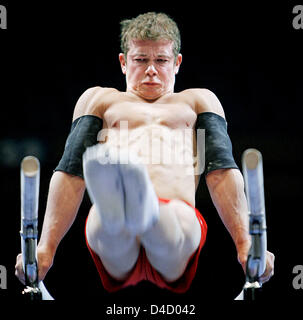 Gymnaste Allemand Fabian Hambuechen pratiques sur les barres parallèles pour l'American Cup 2008 USA Gymnastics réunion au Madison Square Garden de New York, NY, United States, 29 février 2008. Photo : Foley Banque D'Images