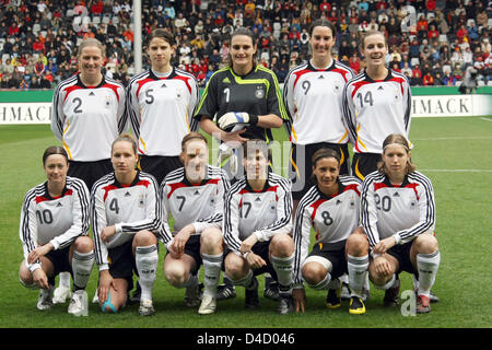 La partie allemande s'aligne pour thegroup photo avant le cap Allemagne v Chine au stade Badenova de Freiburg, Allemagne, 28 février 2008. (Première rangée L-R) Kerstin Stegemann, Annike Krahn, Nadine Angerer, Birgit Prinz et Simone Laudehr, (bottomo rangée L-R) Renate Lingor, Babett Peter, Melanie Behringer, Ariane Hingst, Sandra Smisek et Petra Wimbersky. L'Allemagne a gagné la friendly 2-0 Banque D'Images