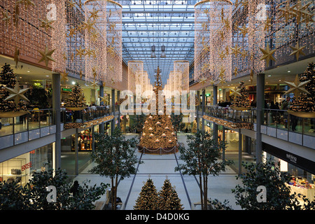 Shopping mall Potsdamer Platz Arkaden au moment de Noël, Berlin, Allemagne Banque D'Images