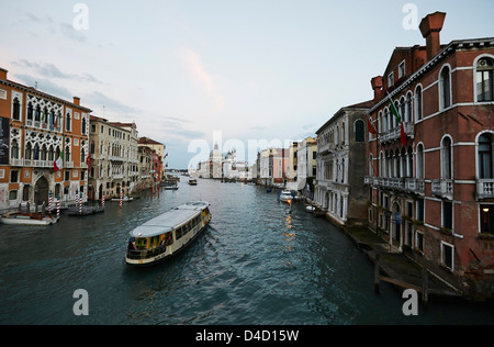 Le vaporetto sur le Grand Canal, Venise, Italie Banque D'Images